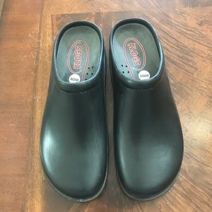 Mens slip on shoes Klogs Size 11W. Never worn.
